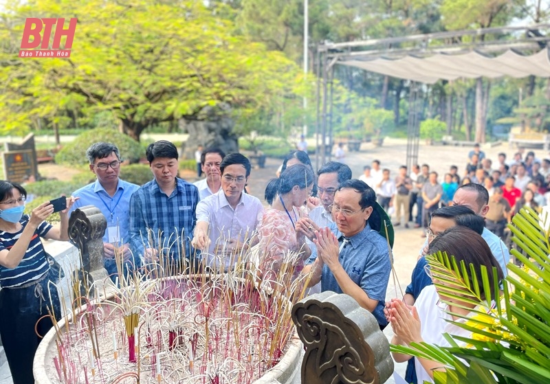 Đoàn đại biểu dự Hội thảo báo Đảng các tỉnh, thành phố khu vực miền Trung - Tây Nguyên viếng Nghĩa trang liệt sĩ Quốc gia Trường Sơn