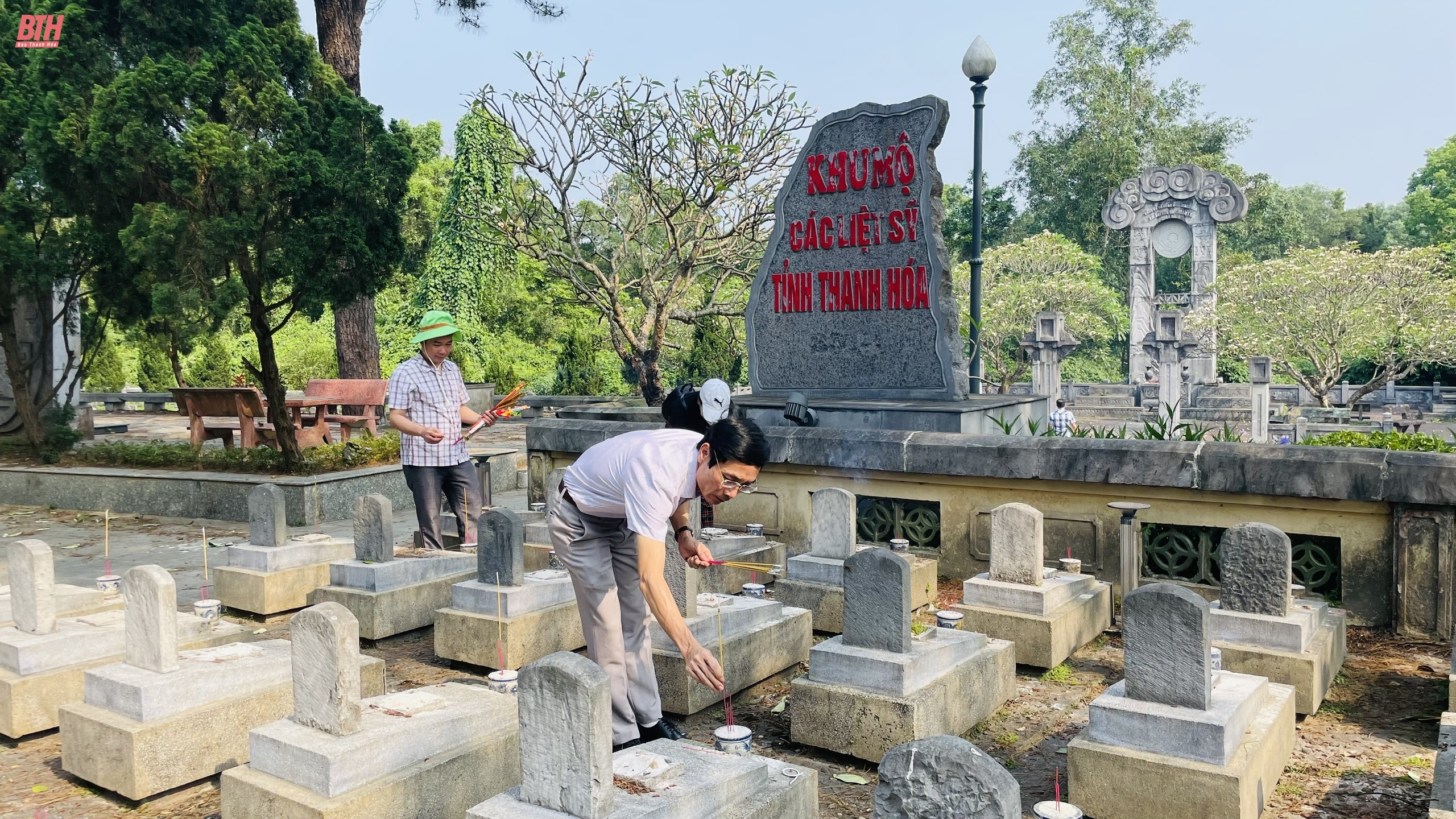 Đoàn đại biểu dự Hội thảo báo Đảng các tỉnh, thành phố khu vực miền Trung - Tây Nguyên viếng Nghĩa trang liệt sĩ Quốc gia Trường Sơn