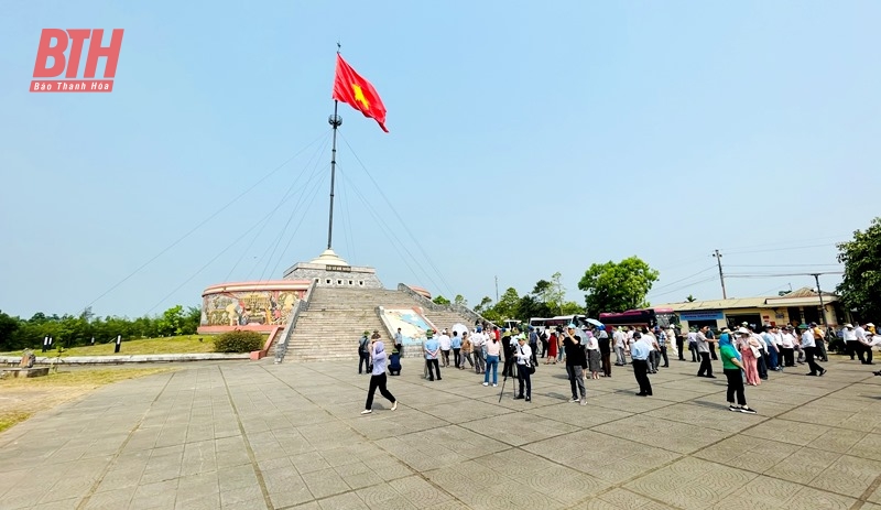 Đoàn đại biểu dự Hội thảo báo Đảng các tỉnh, thành phố khu vực miền Trung - Tây Nguyên viếng Nghĩa trang liệt sĩ Quốc gia Trường Sơn