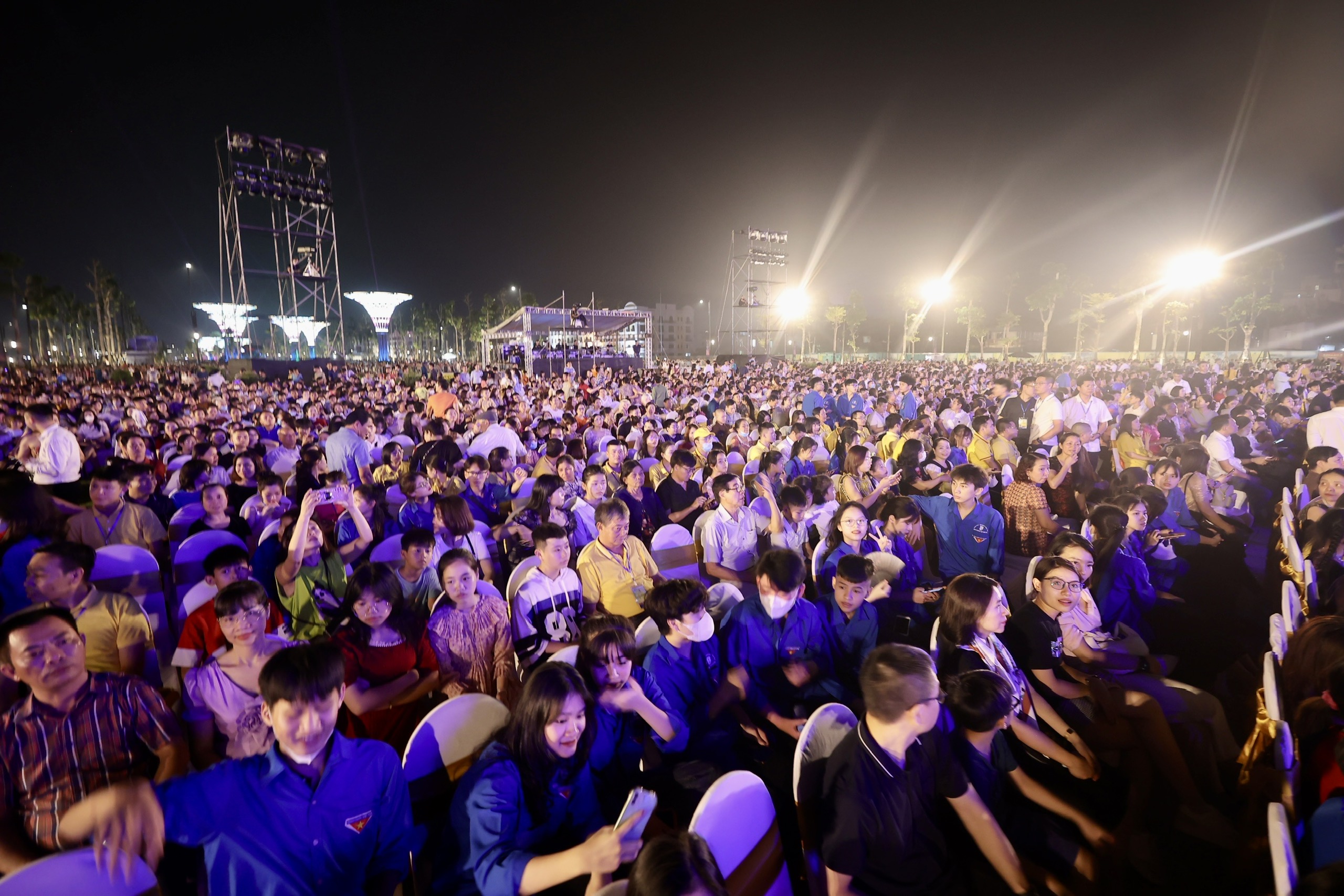 Màn pháo hoa rực rỡ tại lễ Kỷ niệm 60 năm thành lập đô thị Sầm Sơn và khai mạc Lễ hội du lịch biển năm 2023