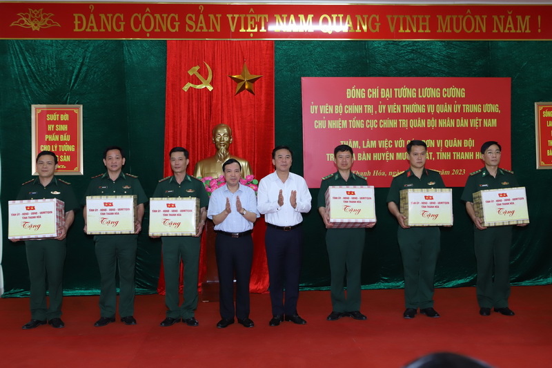 Đại tướng Lương Cường thăm, làm việc, tặng quà các đơn vị Quân đội trên tuyến biên giới huyện Mường Lát