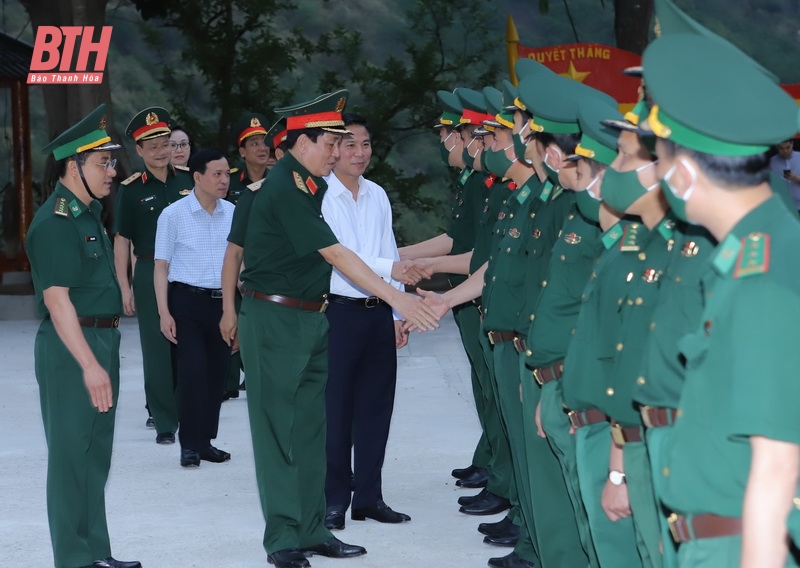 Đại tướng Lương Cường thăm, làm việc, tặng quà các đơn vị Quân đội trên tuyến biên giới huyện Mường Lát