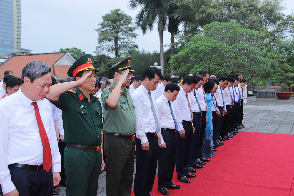 Đoàn đại biểu Tỉnh ủy, HĐND, UBND, Ủy ban MTTQ tỉnh dâng hương tưởng niệm Chủ tịch Hồ Chí Minh, Mẹ Việt Nam Anh hùng và các Anh hùng liệt sĩ