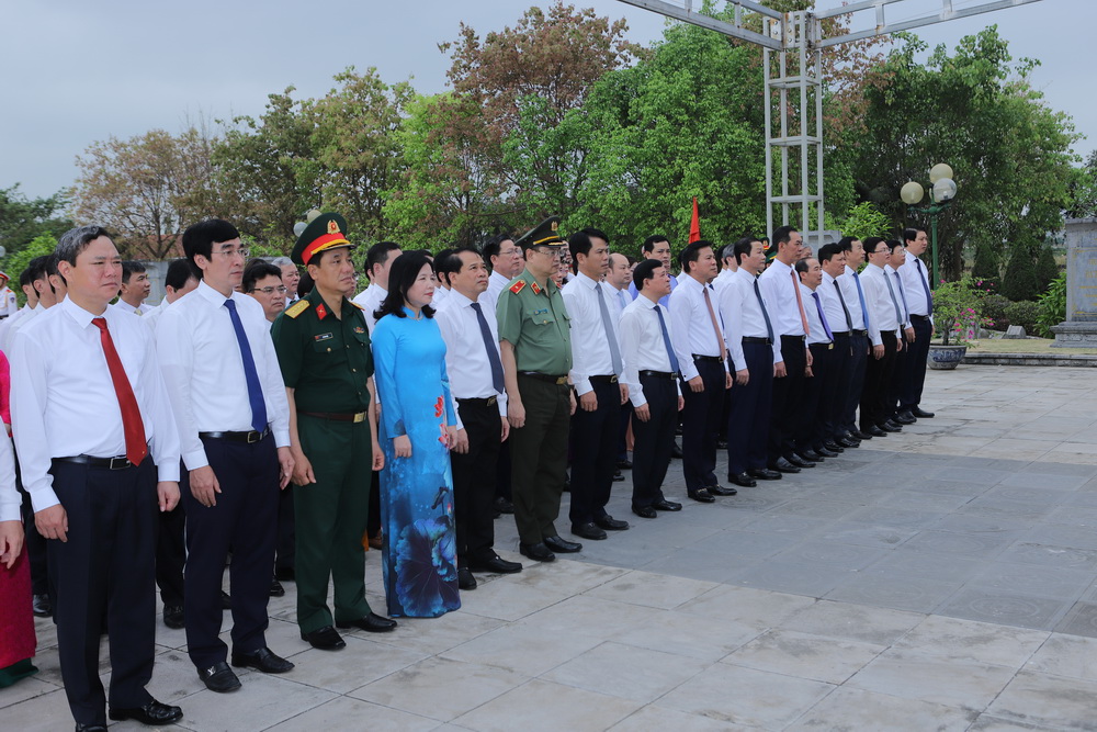 Đoàn đại biểu Tỉnh ủy, HĐND, UBND, Ủy ban MTTQ tỉnh dâng hương tưởng niệm Chủ tịch Hồ Chí Minh, Mẹ Việt Nam Anh hùng và các Anh hùng liệt sĩ