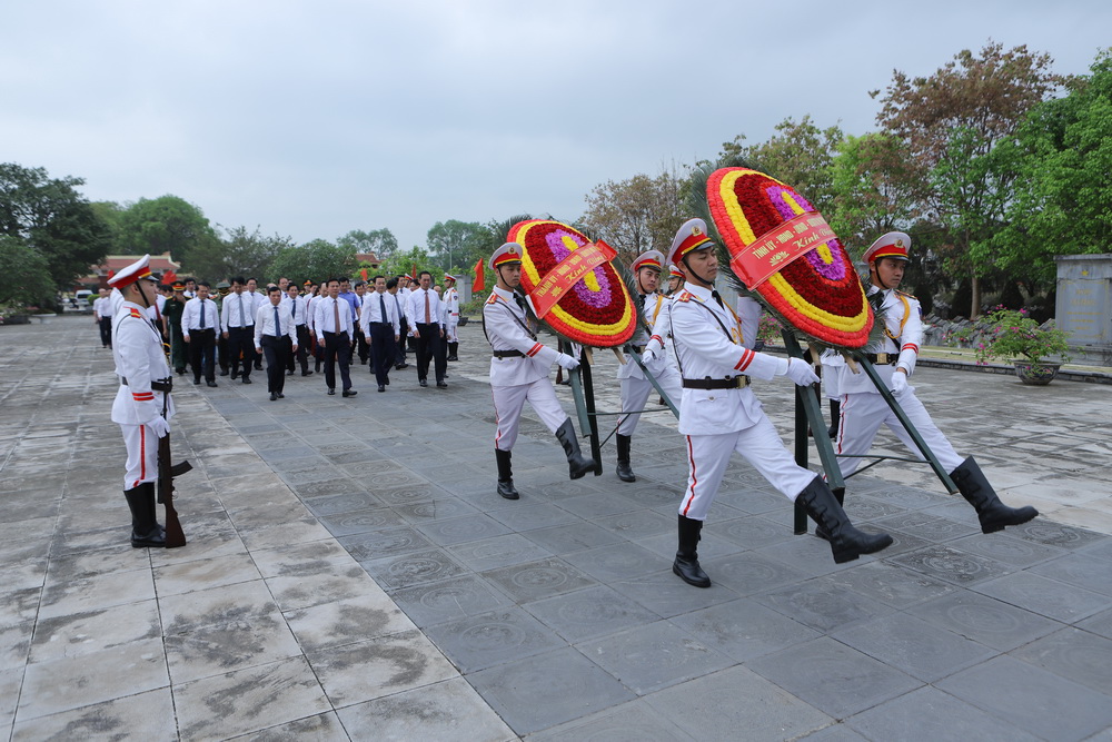 Đoàn đại biểu Tỉnh ủy, HĐND, UBND, Ủy ban MTTQ tỉnh dâng hương tưởng niệm Chủ tịch Hồ Chí Minh, Mẹ Việt Nam Anh hùng và các Anh hùng liệt sĩ