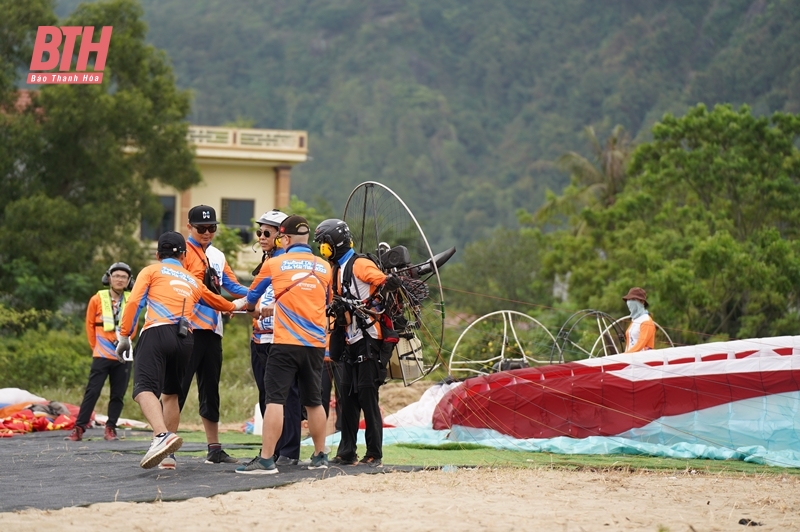 Hoằng Hoá khai mạc Festival dù lượn Hải Tiến 2023