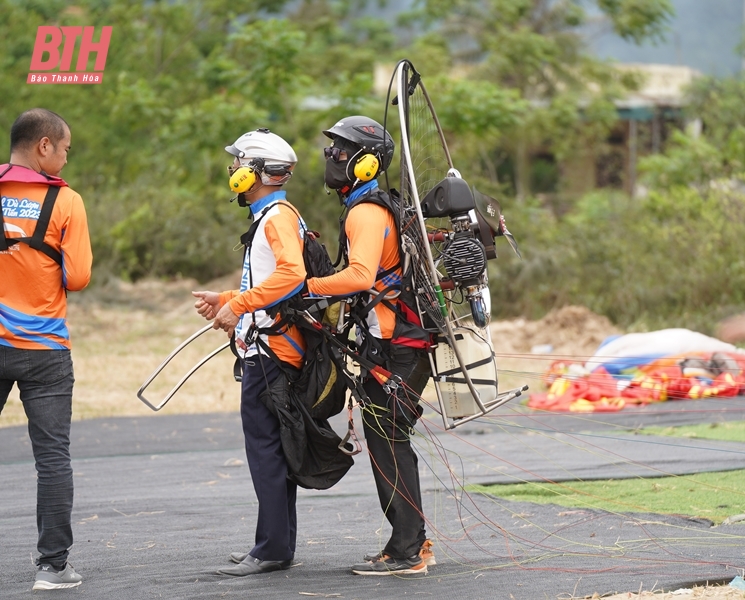 Hoằng Hoá khai mạc Festival dù lượn Hải Tiến 2023