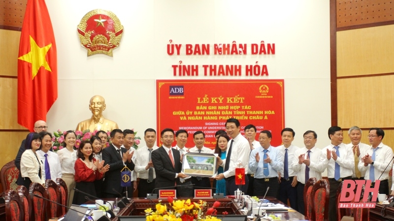 Phó Chủ tịch UBND tỉnh Thanh Hóa Lê Đức Giang tiếp và làm việc với Đoàn công tác của Ngân hàng Phát triển Châu Á tại Việt Nam