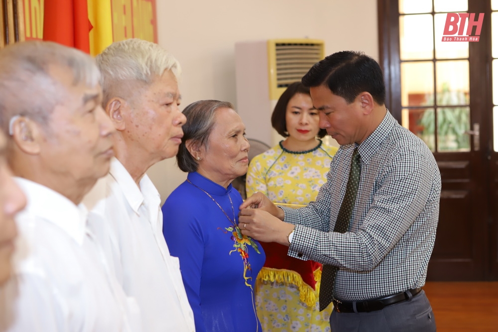 Trao huy hiệu Đảng cho các đồng chí nguyên lãnh đạo tỉnh