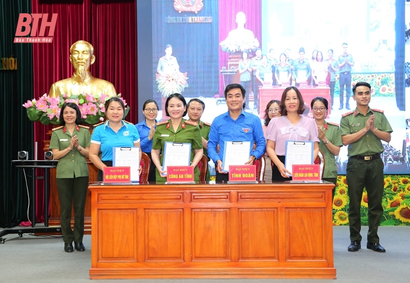 Phối hợp nâng cao hiệu quả công tác tuyên truyền, vận động, hướng dẫn người dân cài đặt, kích hoạt tài khoản định danh điện tử trên địa bàn tỉnh