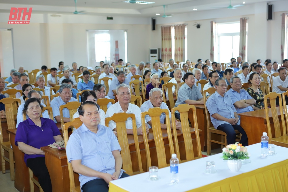 Bí thư Tỉnh ủy Đỗ Trọng Hưng nói chuyện với cán bộ thuộc diện Ban Thường vụ Tỉnh ủy quản lý đã nghỉ hưu đang nghỉ dưỡng tại TP Sầm Sơn