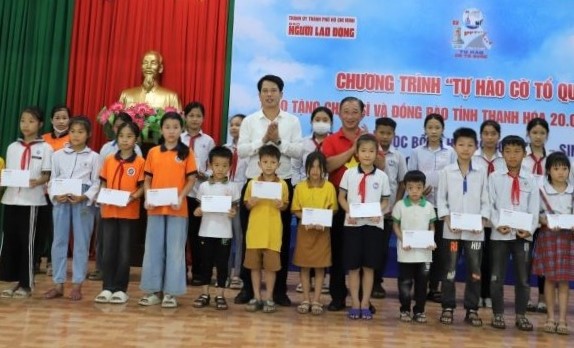 Trao tặng cờ Tổ quốc cho ngư dân Thanh Hóa