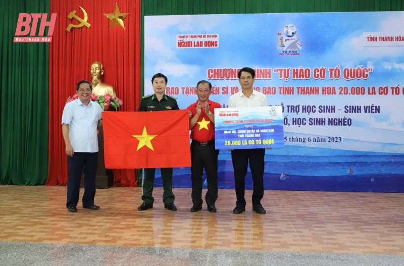 Trao tặng cờ Tổ quốc cho ngư dân Thanh Hóa