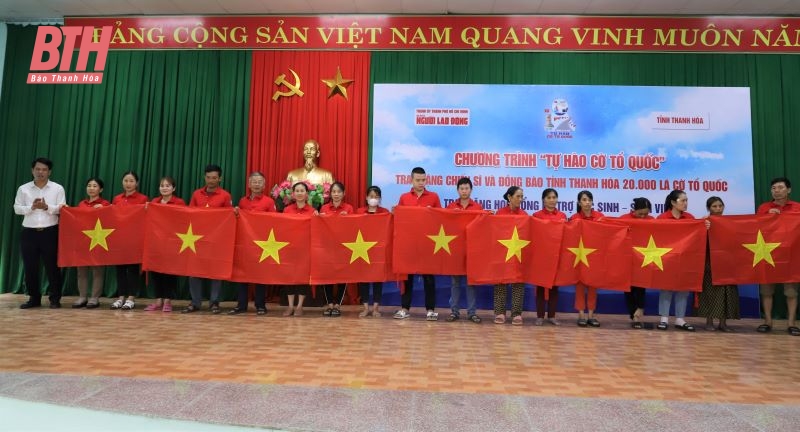 Trao tặng cờ Tổ quốc cho ngư dân Thanh Hóa