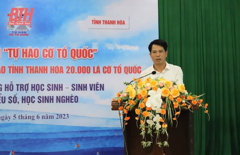 Trao tặng cờ Tổ quốc cho ngư dân Thanh Hóa