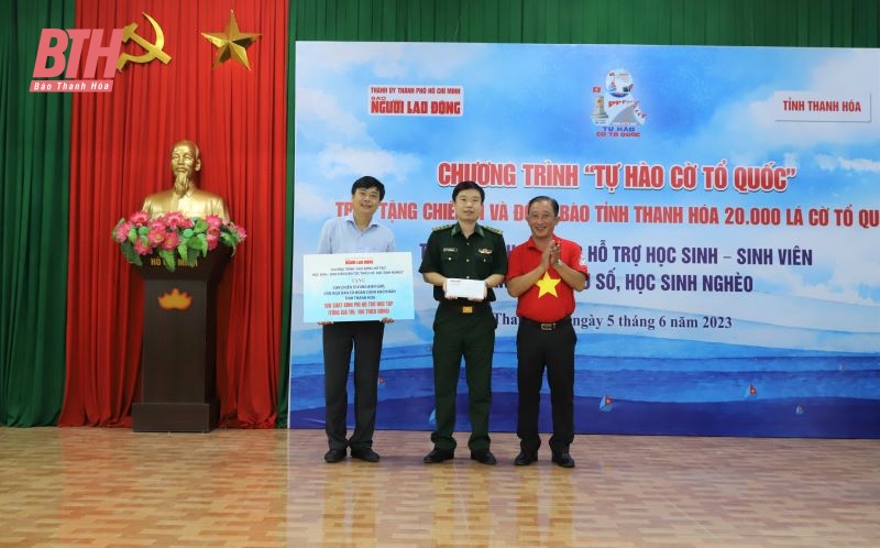 Trao tặng cờ Tổ quốc cho ngư dân Thanh Hóa