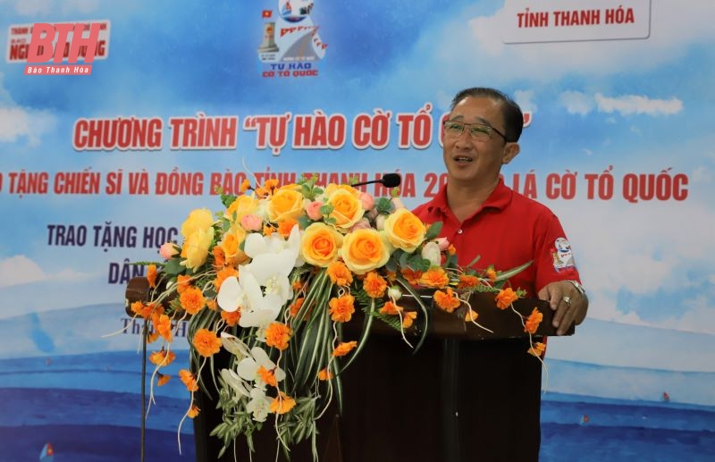 Trao tặng cờ Tổ quốc cho ngư dân Thanh Hóa