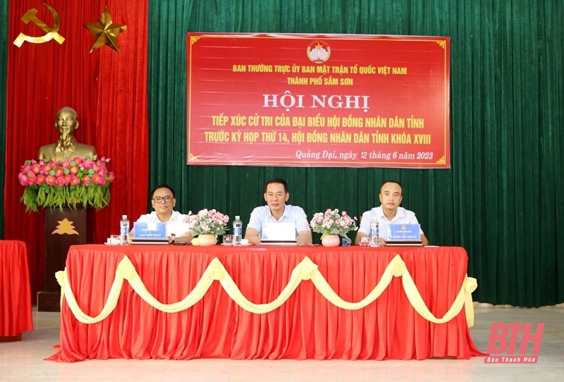 Phó Bí thư Tỉnh ủy Trịnh Tuấn Sinh cùng các đại biểu HĐND tỉnh tiếp xúc cử tri TP Sầm Sơn