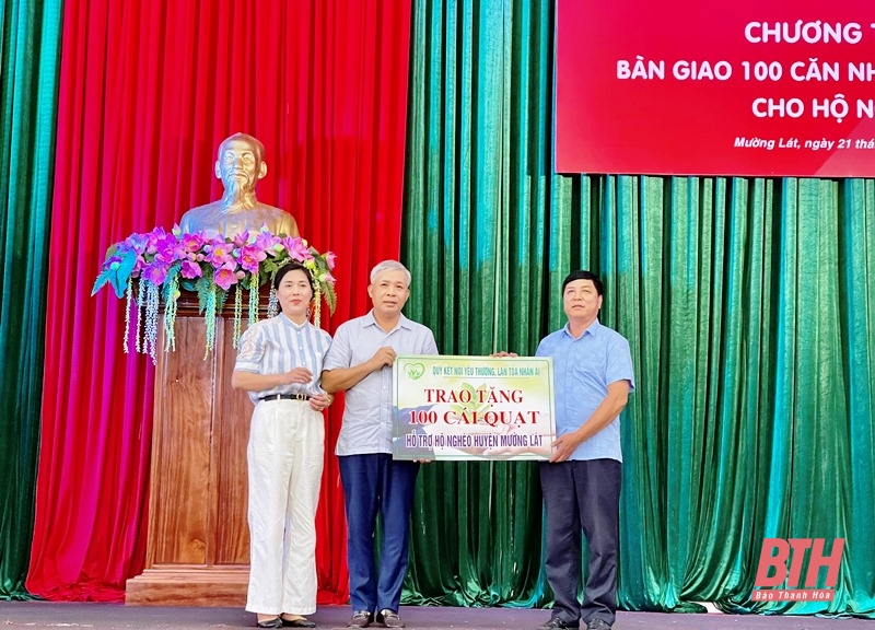 Bàn giao 100 ngôi nhà “Đại đoàn kết” cho hộ nghèo huyện Mường Lát