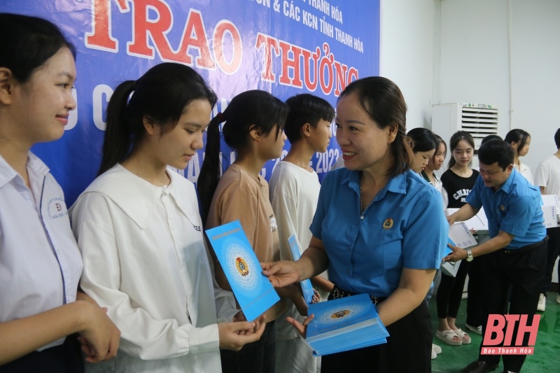 Trao thưởng cho con đoàn viên có hoàn cảnh khó khăn, vượt khó, học giỏi