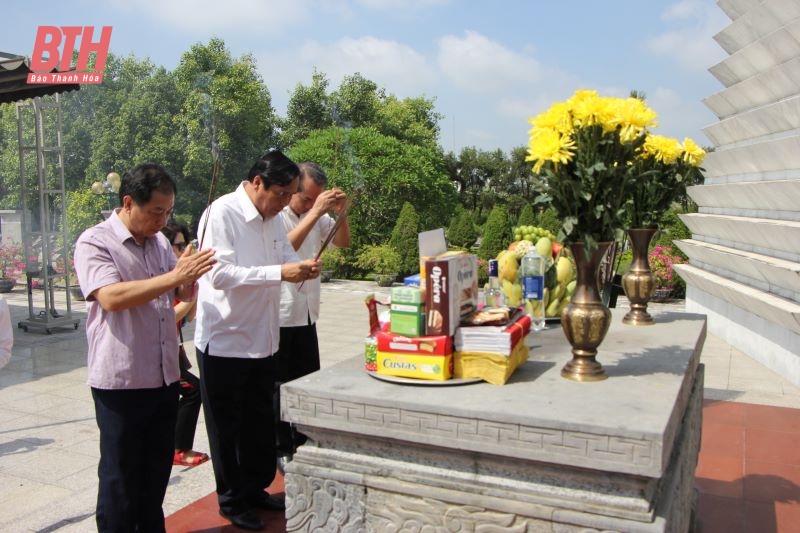 Đoàn công tác của Trung ương Hội Người cao tuổi Việt Nam tặng quà cho người cao tuổi có công với đất nước