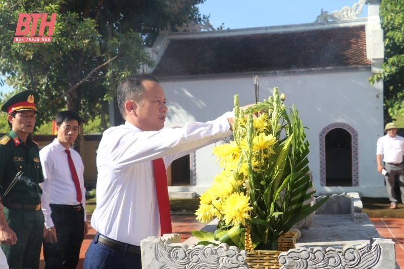 Dâng hoa, dâng hương kỷ niệm ngày truyền thống thành lập Đảng bộ huyện Thiệu Hóa 