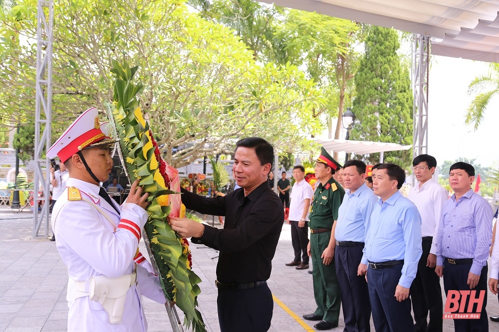 Bí thư Tỉnh ủy Đỗ Trọng Hưng cùng Đoàn đại biểu tỉnh Thanh Hóa viếng các anh hùng liệt sĩ tại tỉnh Hà Giang