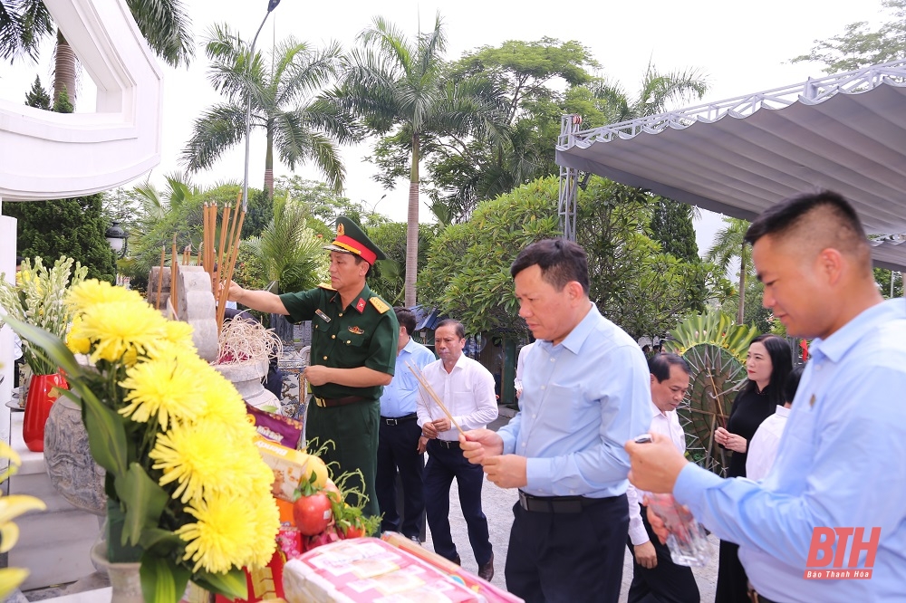 Bí thư Tỉnh ủy Đỗ Trọng Hưng cùng Đoàn đại biểu tỉnh Thanh Hóa viếng các anh hùng liệt sĩ tại tỉnh Hà Giang