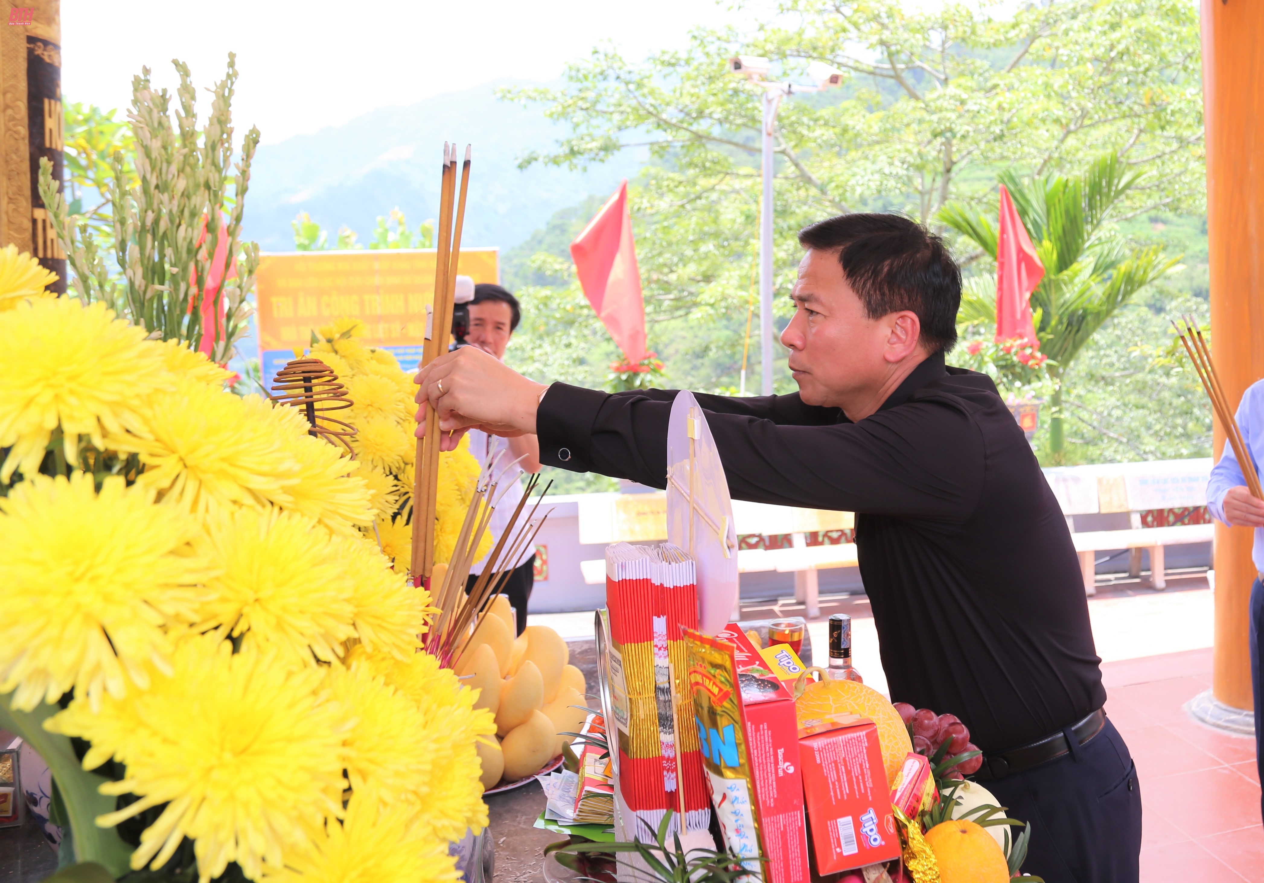 Bí thư Tỉnh ủy Đỗ Trọng Hưng cùng Đoàn đại biểu tỉnh Thanh Hóa viếng các anh hùng liệt sĩ tại tỉnh Hà Giang