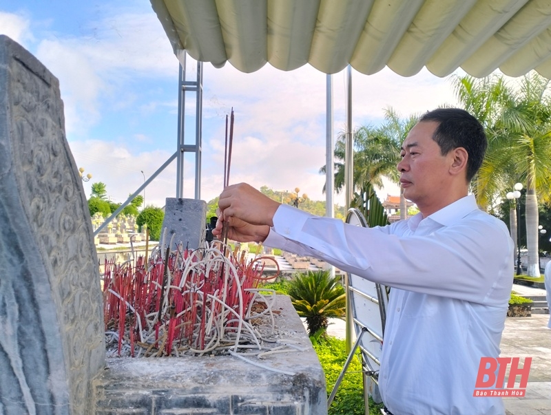 Phó Bí thư Tỉnh ủy Trịnh Tuấn Sinh cùng Đoàn đại biểu tỉnh Thanh Hóa dâng hương, tưởng niệm các Anh hùng liệt sĩ tại tỉnh Điện Biên