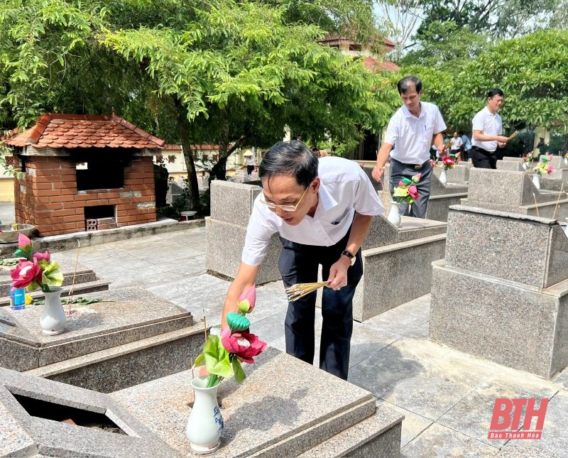 Phó Chủ tịch UBND tỉnh Đầu Thanh Tùng viếng Nghĩa trang liệt sĩ và thăm, tặng quà gia đình chính sách TP Sầm Sơn