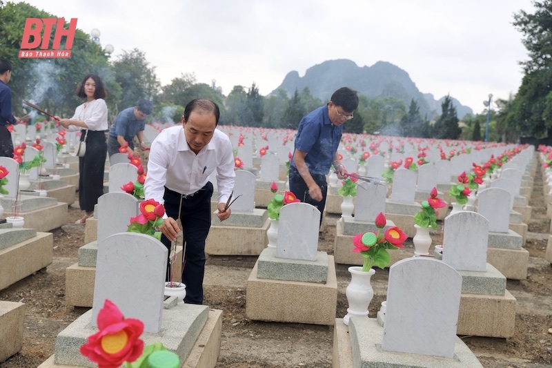 Phó Chủ tịch Thường trực HĐND tỉnh Lê Tiến Lam viếng nghĩa trang liệt sĩ quốc tế Việt - Lào tại tỉnh Nghệ An 