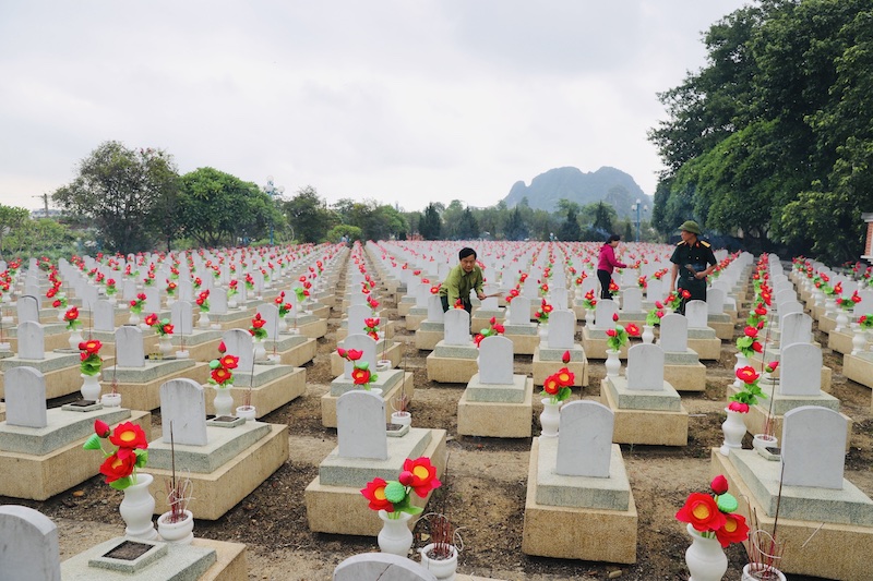 Phó Chủ tịch Thường trực HĐND tỉnh Lê Tiến Lam viếng nghĩa trang liệt sĩ quốc tế Việt - Lào tại tỉnh Nghệ An 