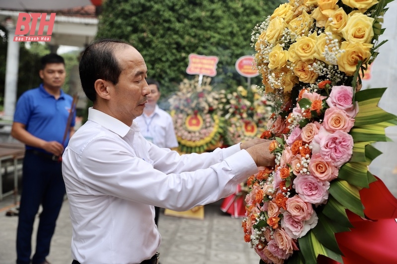 Phó Chủ tịch Thường trực HĐND tỉnh Lê Tiến Lam viếng nghĩa trang liệt sĩ quốc tế Việt - Lào tại tỉnh Nghệ An 