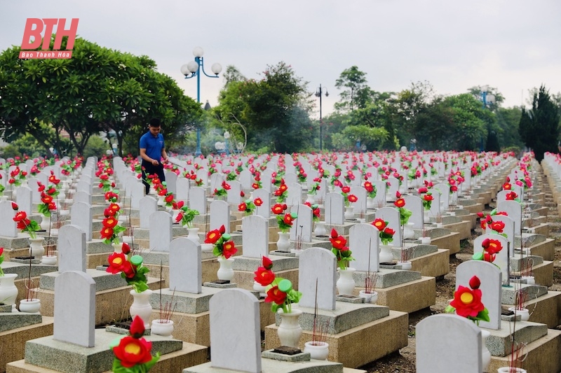 Phó Chủ tịch Thường trực HĐND tỉnh Lê Tiến Lam viếng nghĩa trang liệt sĩ quốc tế Việt - Lào tại tỉnh Nghệ An 