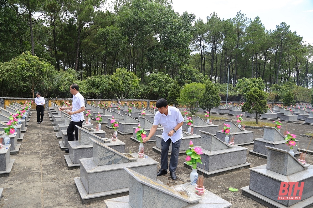 Chủ tịch UBND tỉnh Đỗ Minh Tuấn và đoàn đại biểu tỉnh viếng Đại tướng Võ Nguyên Giáp và các anh hùng liệt sĩ tại tỉnh Quảng Bình và Quảng Trị