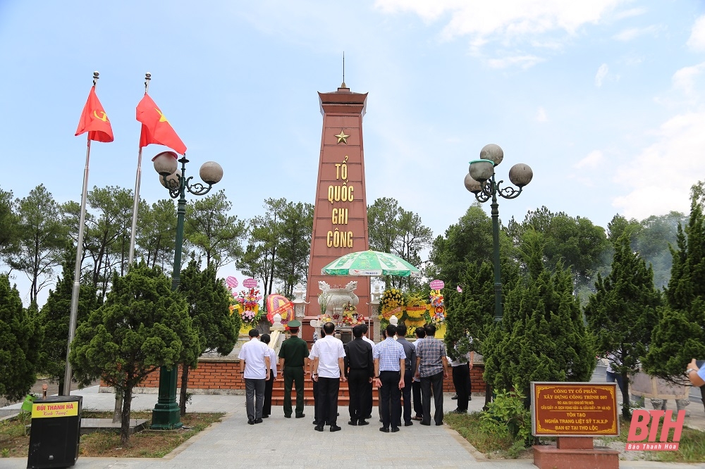 Chủ tịch UBND tỉnh Đỗ Minh Tuấn và đoàn đại biểu tỉnh viếng Đại tướng Võ Nguyên Giáp và các anh hùng liệt sĩ tại tỉnh Quảng Bình và Quảng Trị