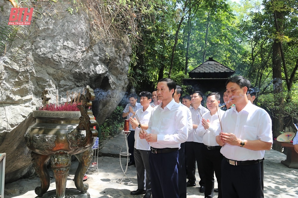 Chủ tịch UBND tỉnh Đỗ Minh Tuấn và đoàn đại biểu tỉnh viếng Đại tướng Võ Nguyên Giáp và các anh hùng liệt sĩ tại tỉnh Quảng Bình và Quảng Trị