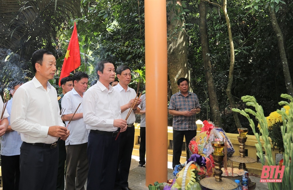 Chủ tịch UBND tỉnh Đỗ Minh Tuấn và đoàn đại biểu tỉnh viếng Đại tướng Võ Nguyên Giáp và các anh hùng liệt sĩ tại tỉnh Quảng Bình và Quảng Trị