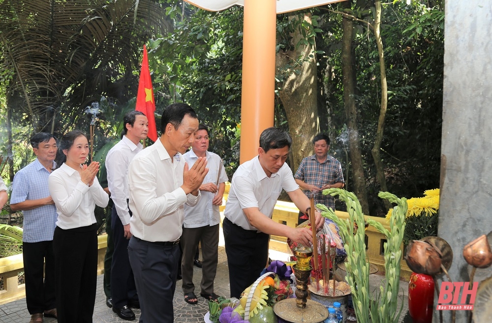 Chủ tịch UBND tỉnh Đỗ Minh Tuấn và đoàn đại biểu tỉnh viếng Đại tướng Võ Nguyên Giáp và các anh hùng liệt sĩ tại tỉnh Quảng Bình và Quảng Trị