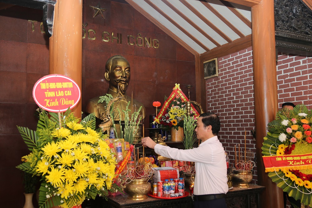 Chủ tịch UBND tỉnh Đỗ Minh Tuấn và đoàn đại biểu tỉnh viếng Đại tướng Võ Nguyên Giáp và các anh hùng liệt sĩ tại tỉnh Quảng Bình và Quảng Trị