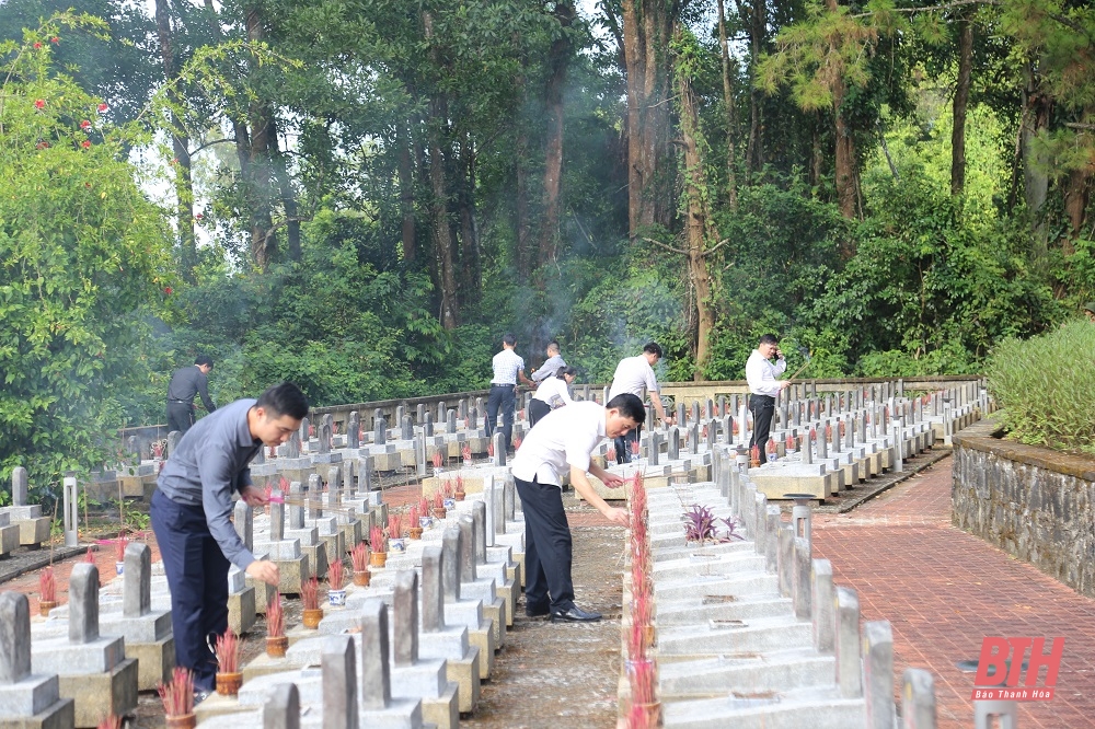 Chủ tịch UBND tỉnh Đỗ Minh Tuấn và đoàn đại biểu tỉnh viếng Đại tướng Võ Nguyên Giáp và các anh hùng liệt sĩ tại tỉnh Quảng Bình và Quảng Trị