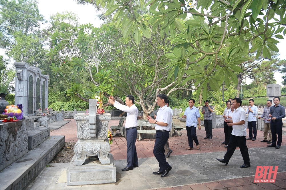 Chủ tịch UBND tỉnh Đỗ Minh Tuấn và đoàn đại biểu tỉnh viếng Đại tướng Võ Nguyên Giáp và các anh hùng liệt sĩ tại tỉnh Quảng Bình và Quảng Trị