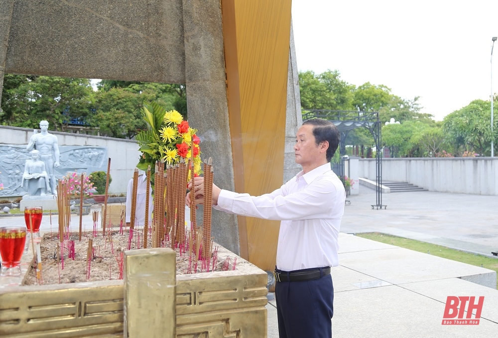 Chủ tịch UBND tỉnh Đỗ Minh Tuấn và đoàn đại biểu tỉnh viếng Đại tướng Võ Nguyên Giáp và các anh hùng liệt sĩ tại tỉnh Quảng Bình và Quảng Trị