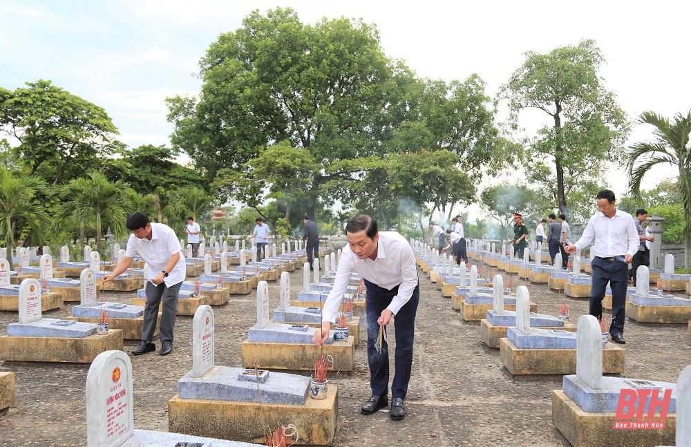 Chủ tịch UBND tỉnh Đỗ Minh Tuấn và đoàn đại biểu tỉnh viếng Đại tướng Võ Nguyên Giáp và các anh hùng liệt sĩ tại tỉnh Quảng Bình và Quảng Trị