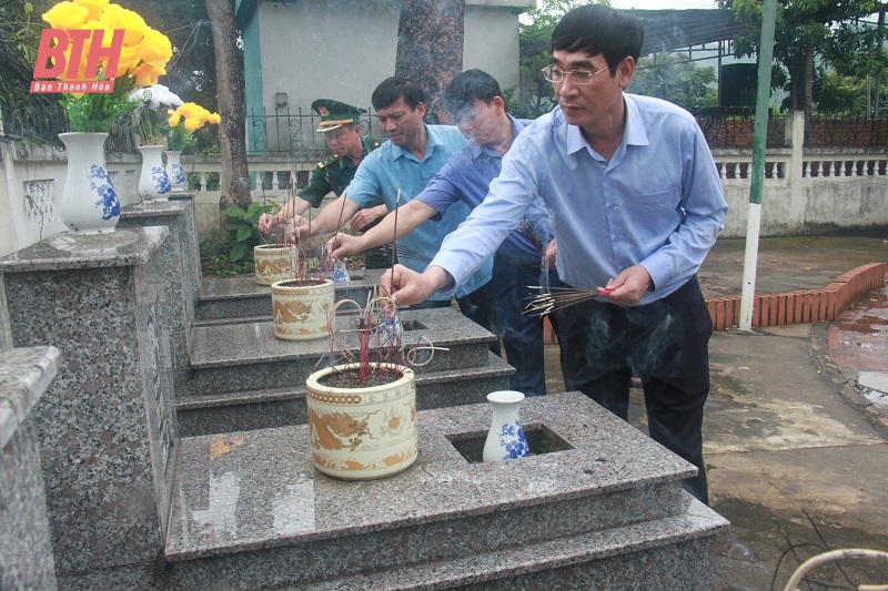 Trưởng Ban Nội chính Tỉnh ủy Nguyễn Ngọc Tiến viếng nghĩa trang liệt sĩ và thăm, tặng quà đối tượng chính sách huyện Mường Lát