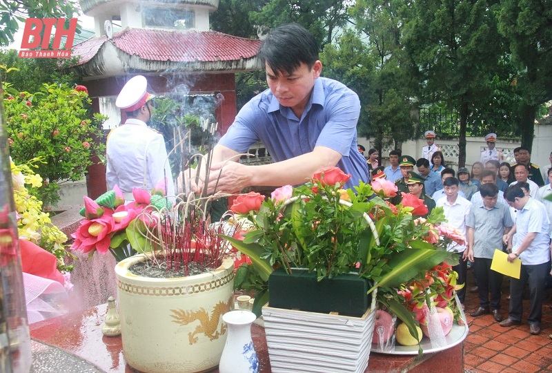 Trưởng Ban Nội chính Tỉnh ủy Nguyễn Ngọc Tiến viếng nghĩa trang liệt sĩ và thăm, tặng quà đối tượng chính sách huyện Mường Lát