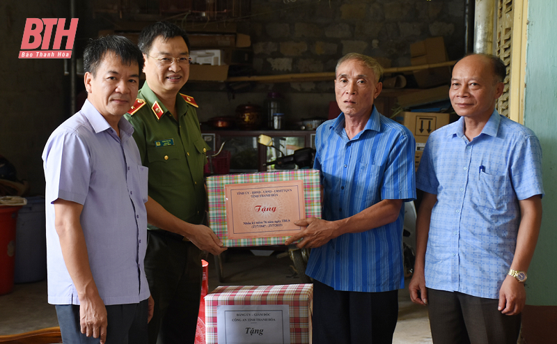 Thiếu tướng Trần Phú Hà, Giám đốc Công an tỉnh thăm, tặng quà các gia đình thương binh, liệt sĩ, người có công với cách mạng