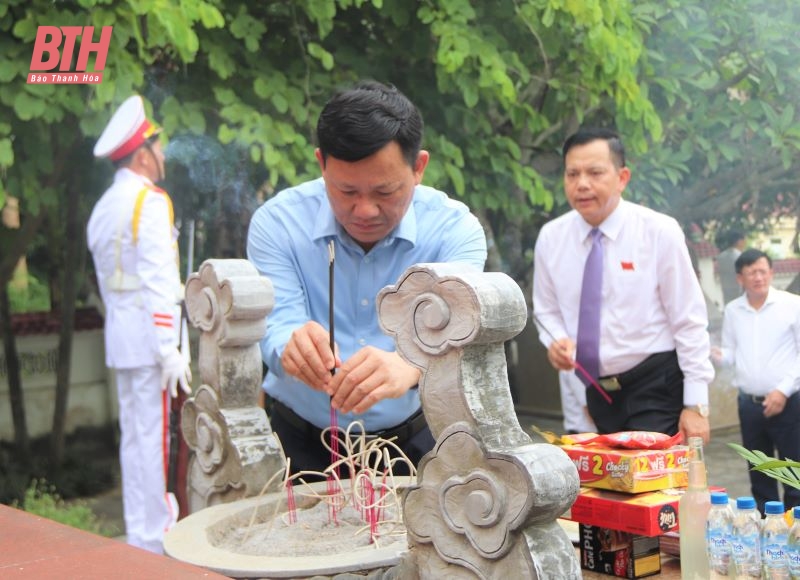 Phó Chủ tịch Thường trực UBND tỉnh Nguyễn Văn Thi viếng nghĩa trang liệt sĩ và thăm, tặng quà gia đình chính sách huyện Lang Chánh