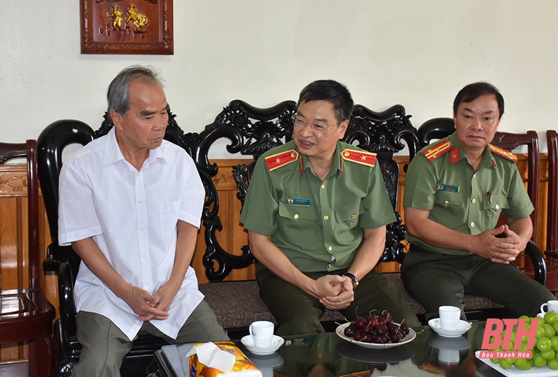 Thiếu tướng Trần Phú Hà, Giám đốc Công an tỉnh thăm, tặng quà các gia đình thương binh, liệt sĩ, người có công với cách mạng